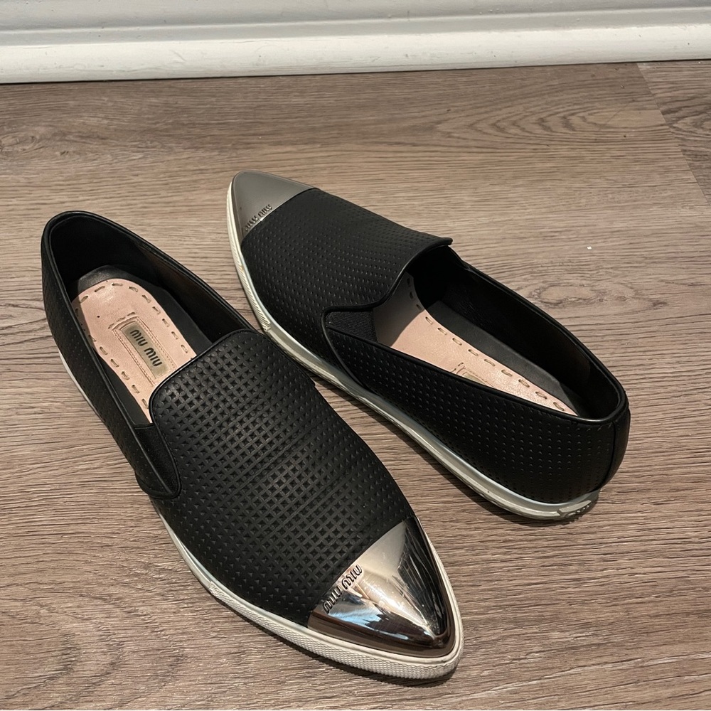 USED WOMENS MIU MIU EMBOSSED LEATHER CAP-TOE LOAFER NERO SIZE 39